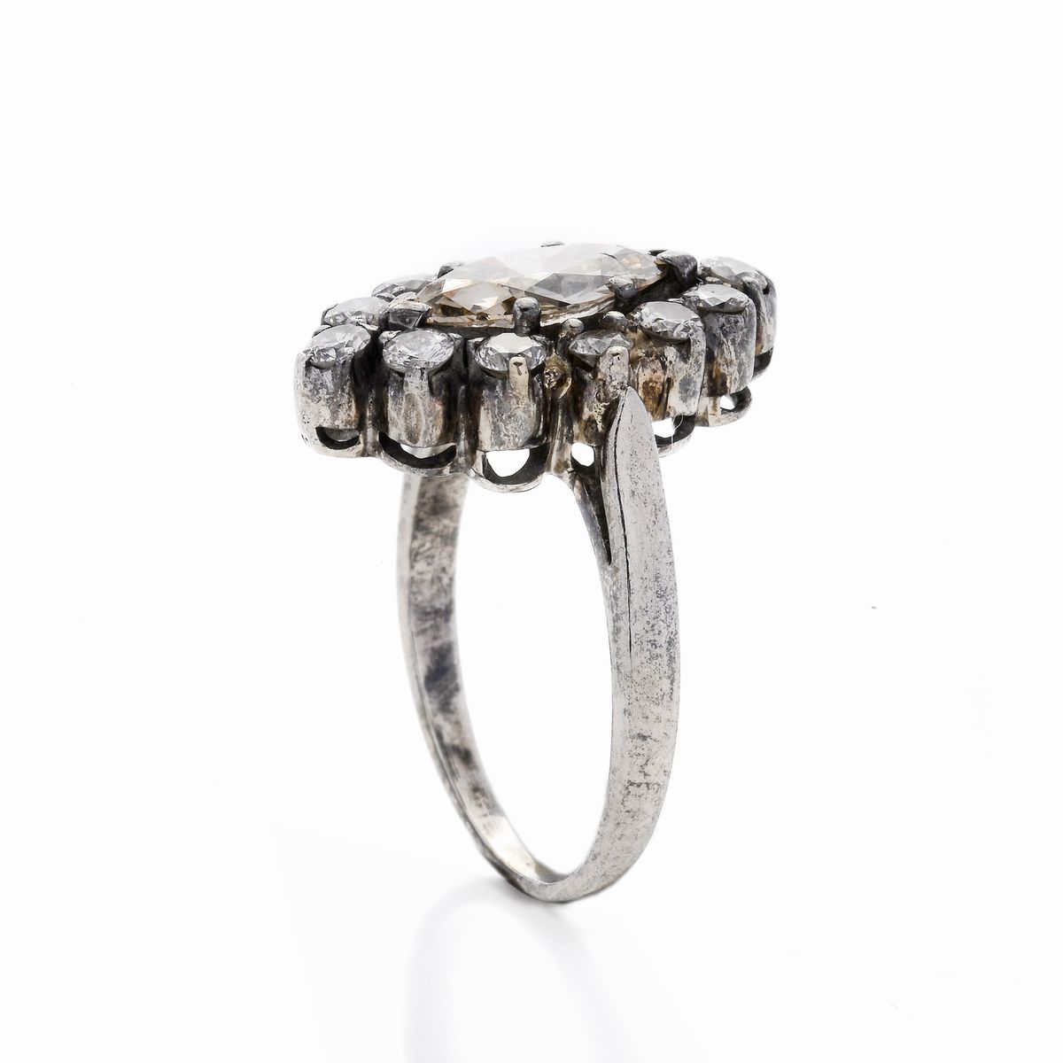 Anello in oro bianco, argento, diamanti e diamante brown