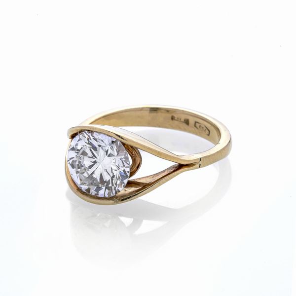 Anello solitario in oro giallo e diamante