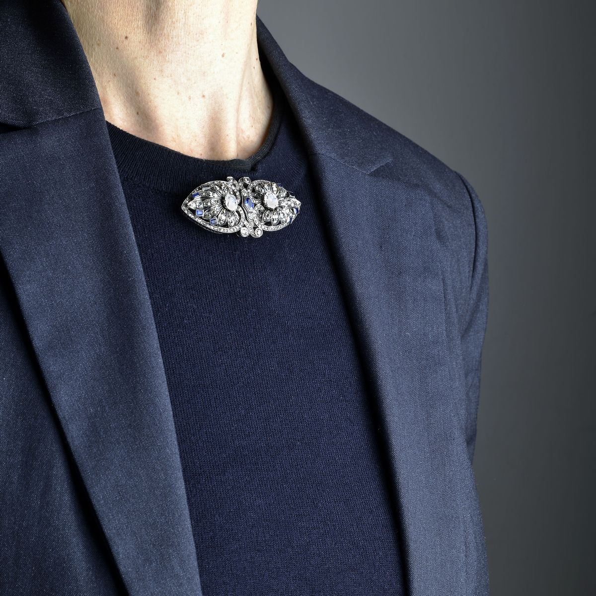 Spilla trasformabile in due clips in platino, zaffiri e diamanti