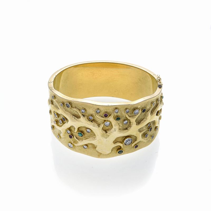 Grande bracciale rigido in oro giallo, rubini, zaffiri, smeraldi, turchesi e diamanti