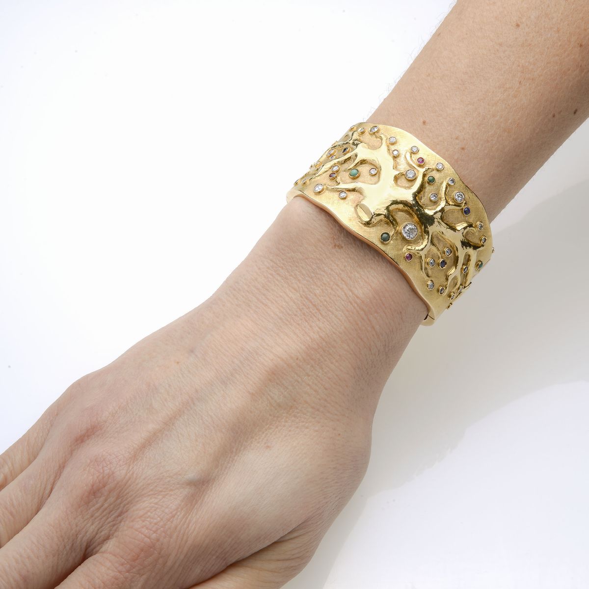 Grande bracciale rigido in oro giallo, rubini, zaffiri, smeraldi, turchesi e diamanti