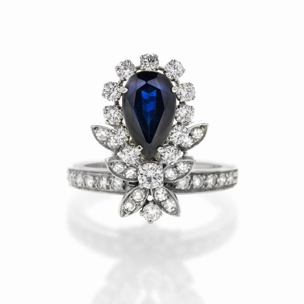 Anello in oro bianco, diamanti e zaffiro