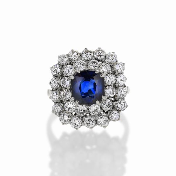 Anello  in oro bianco, diamanti e zaffiro