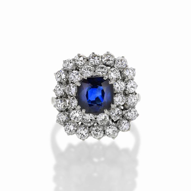 Anello in oro bianco, diamanti e zaffiro