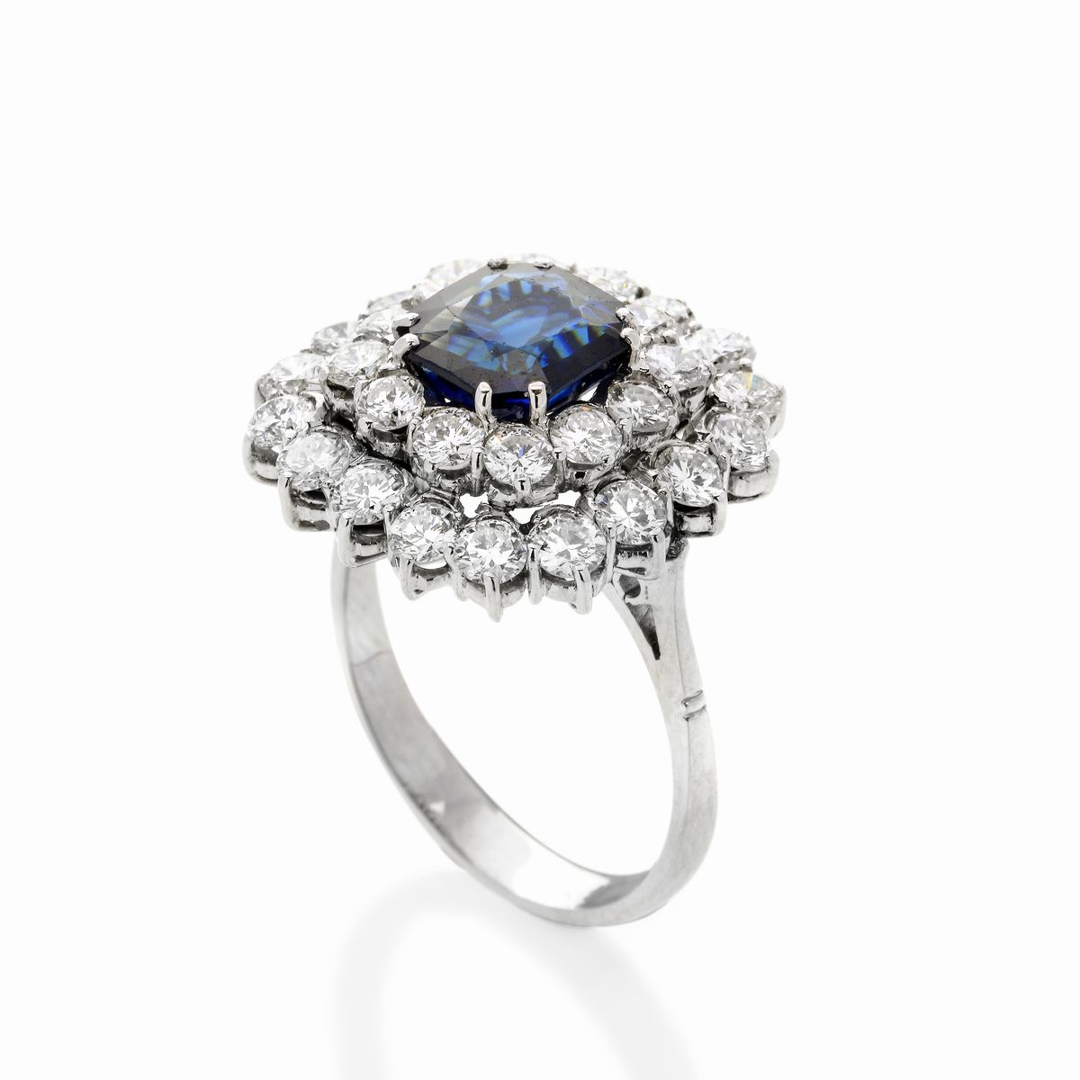 Anello in oro bianco, diamanti e zaffiro