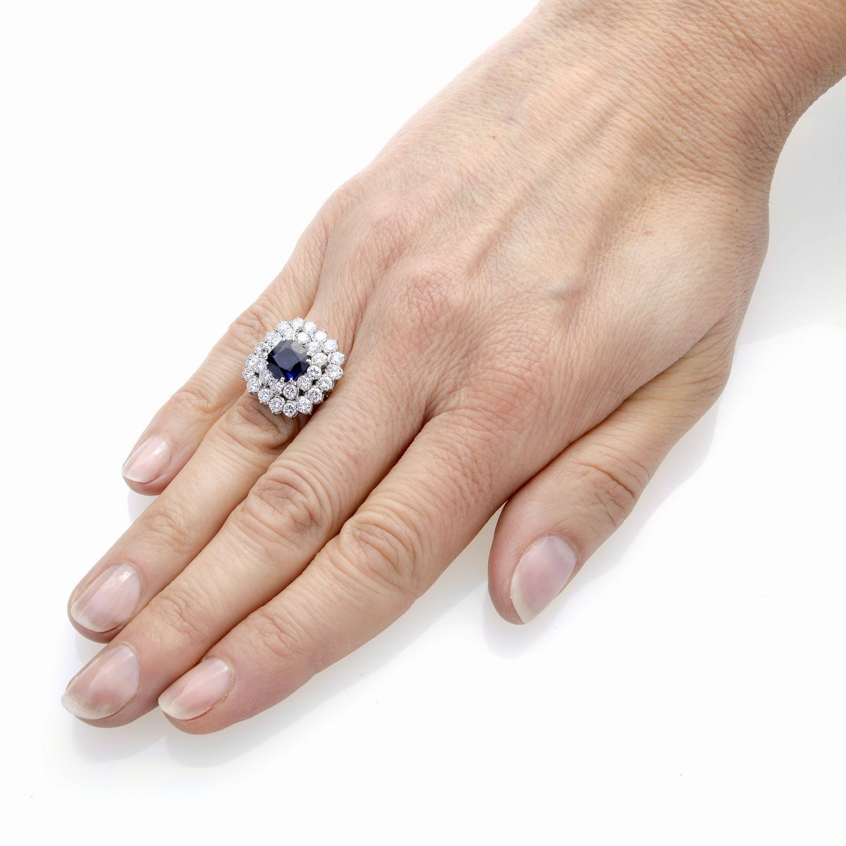 Anello in oro bianco, diamanti e zaffiro