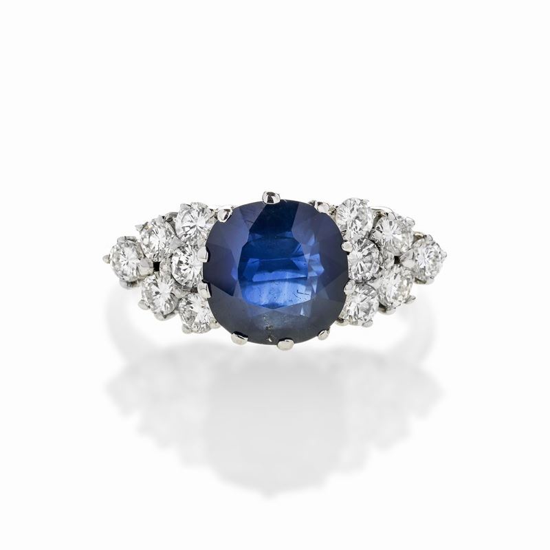 Anello in oro bianco, diamanti e zaffiro