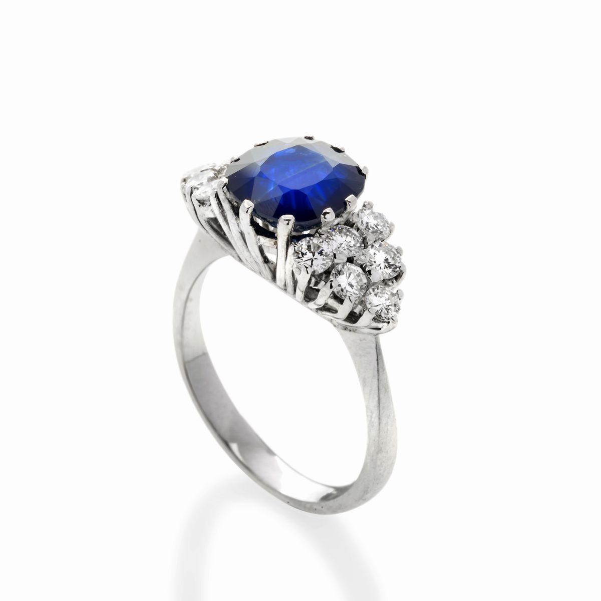 Anello in oro bianco, diamanti e zaffiro