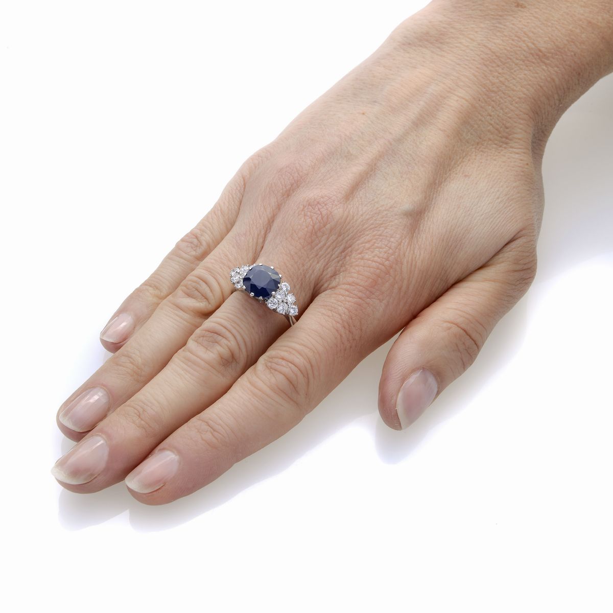 Anello in oro bianco, diamanti e zaffiro