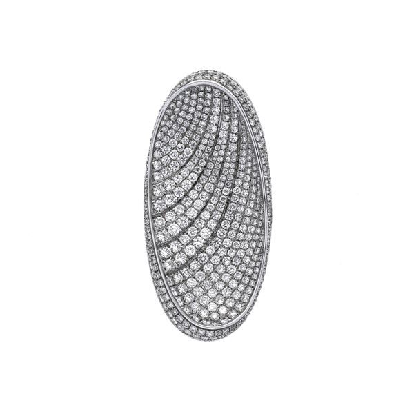 Large oval pendant in white gold and diamonds