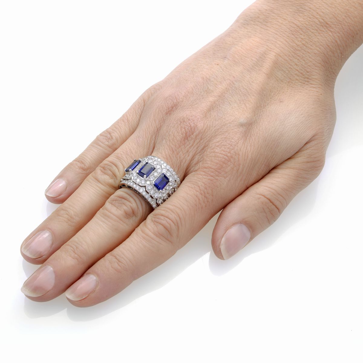Anello a fascia in oro bianco, diamanti e tre zaffiri