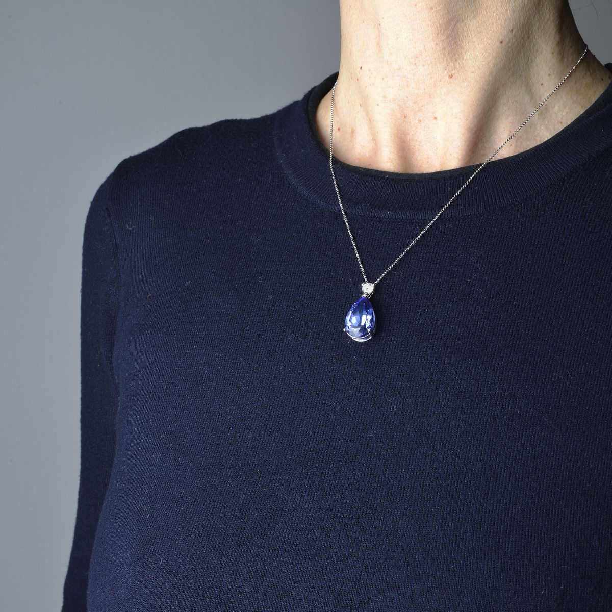 Pendente con catena in oro bianco, diamante e tanzanite a goccia