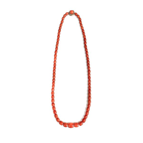 Long necklace in red coral and yellow gold  (Sixties)  - Auction Auction of antique and modern Jewelry and Wristwatches - Curio - Casa d'aste in Firenze