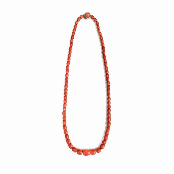 Lunga collana in corallo rosso e oro giallo
