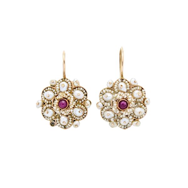 Pair of drop earrings in low gold and micro-pearls