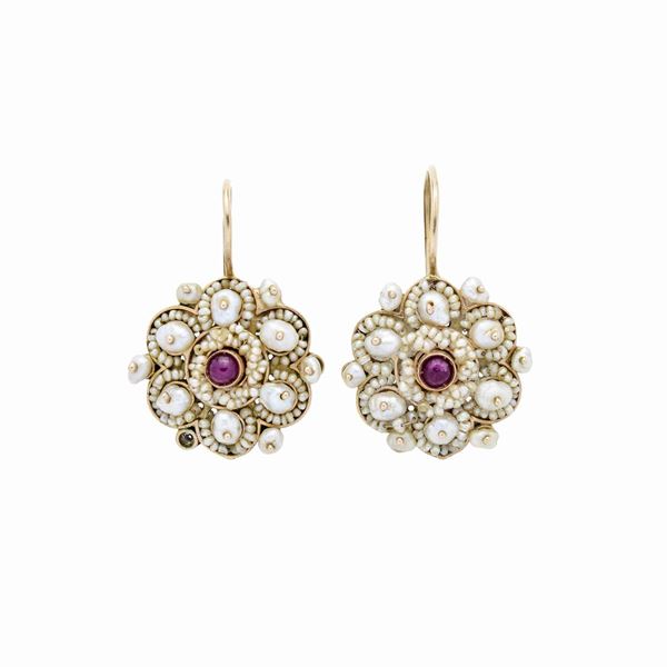Pair of drop earrings in low gold and micro-pearls  (Southern Italy)  - Auction Auction of antique and modern Jewelry and Wristwatches - Curio - Casa d'aste in Firenze