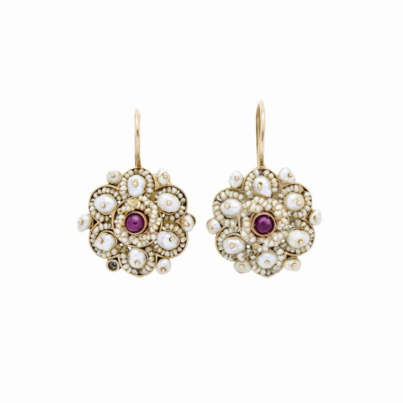 Paio di orecchini pendenti in oro basso e microperle