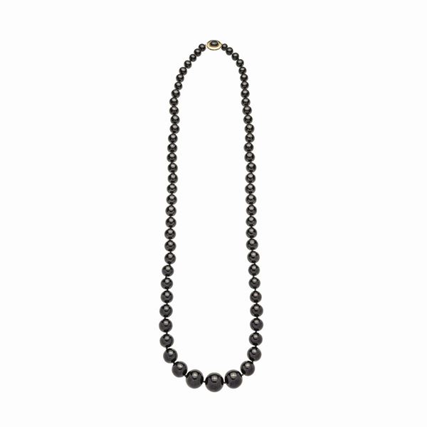 Lunga collana in ambra nera e oro giallo