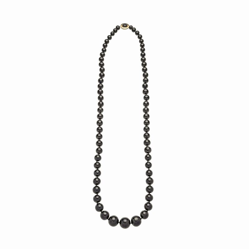Lunga collana in ambra nera e oro giallo