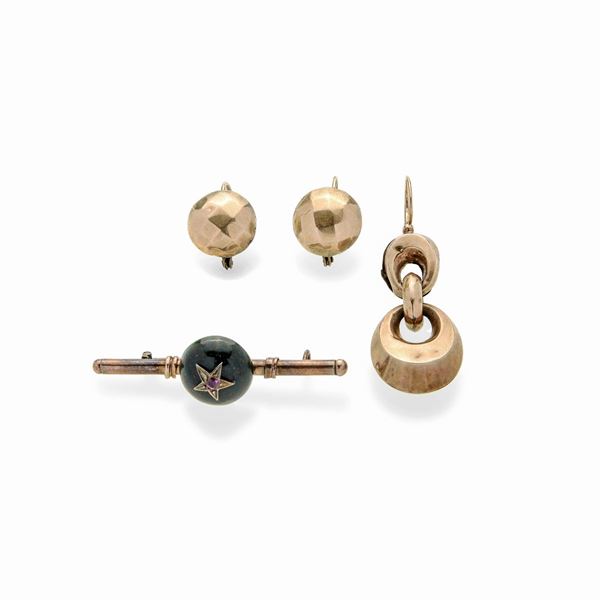 Lot of two pairs of earrings, another earring and one brooch in 9 kt gold  (England Late 19th century)  - Auction Auction of antique and modern Jewelry and Wristwatches - Curio - Casa d'aste in Firenze