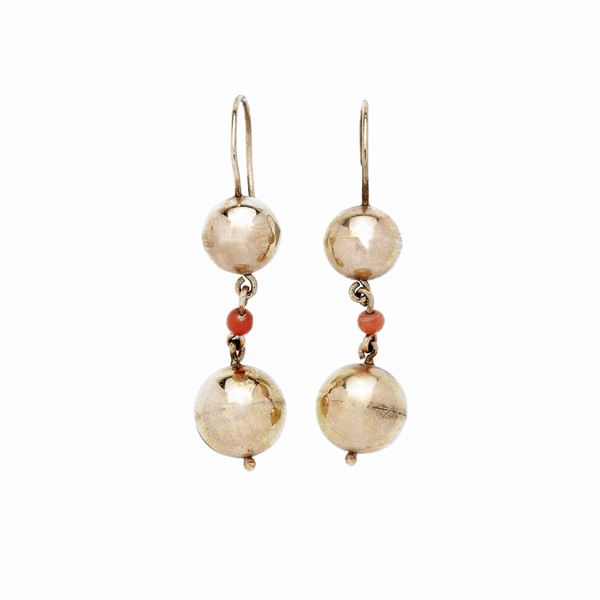 Paio di orecchini pendenti in oro 14 kt e corallo