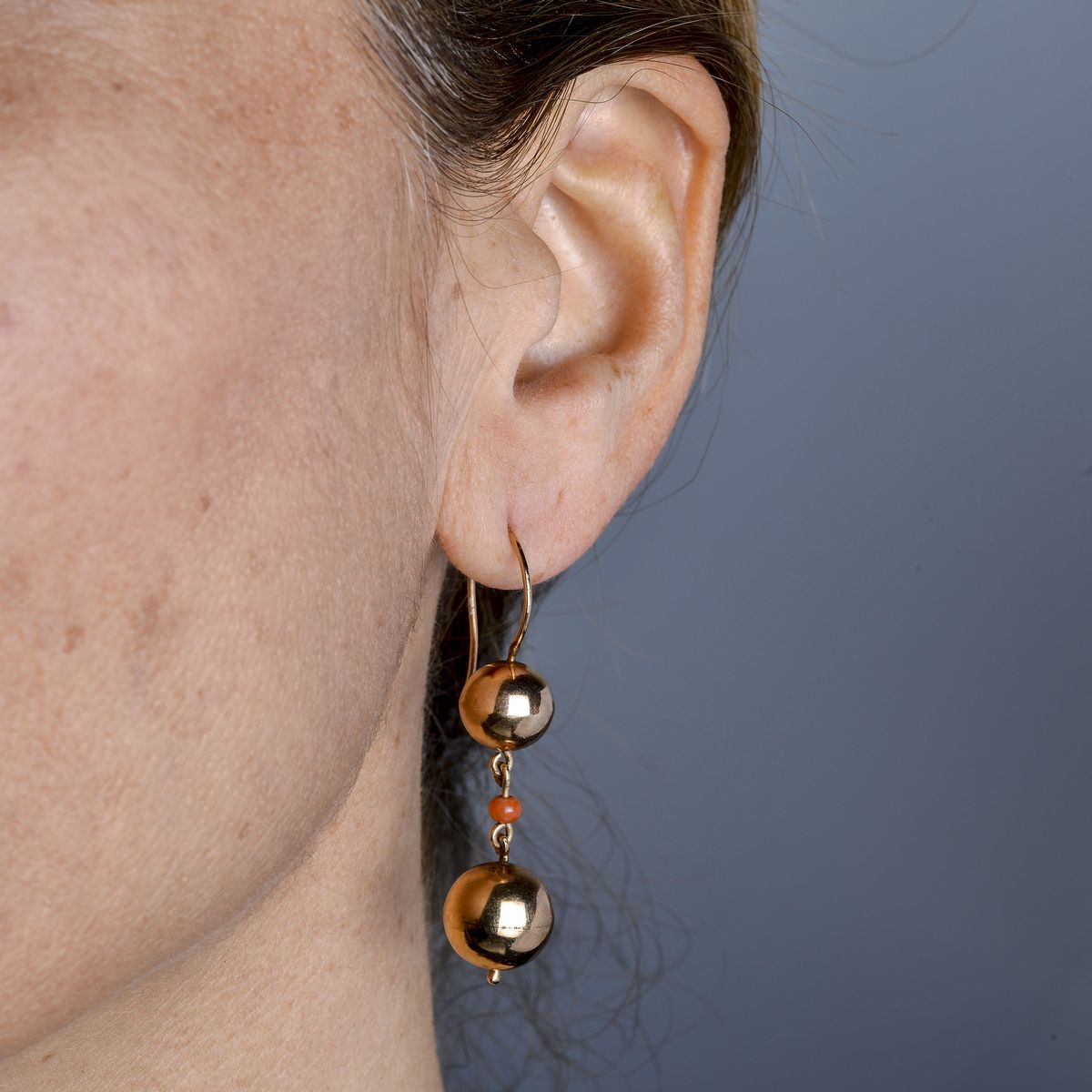 Paio di orecchini pendenti in oro 14 kt e corallo