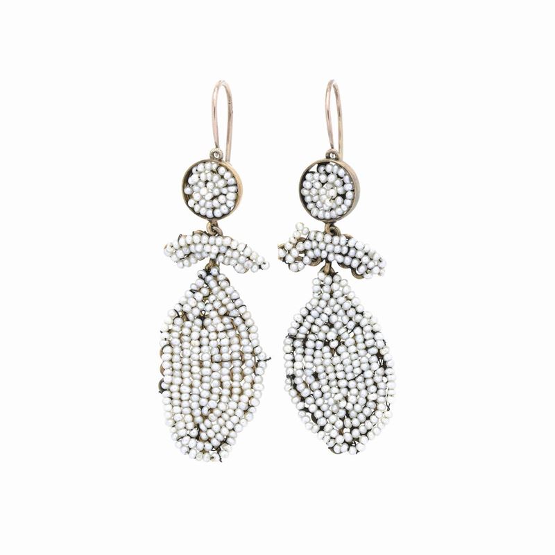 Paio di orecchini pendenti in oro a 9kt, argento dorato e microperle