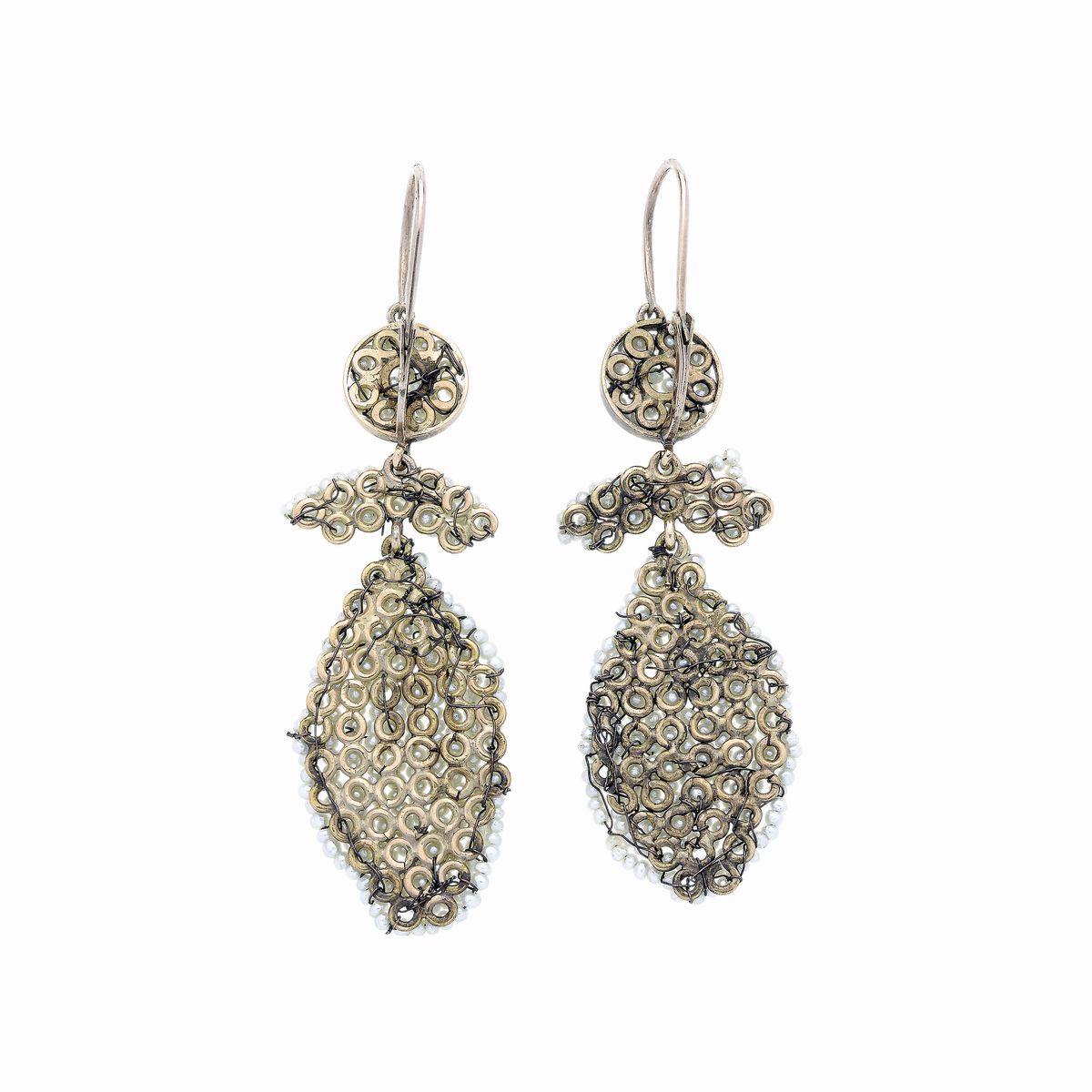 Paio di orecchini pendenti in oro a 9kt, argento dorato e microperle