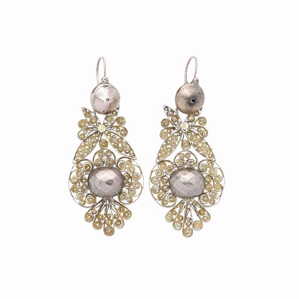 Long drop earrings in 9 kt gold
