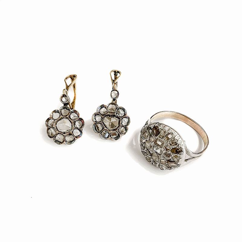 Paio di orecchini pendenti e anello in oro a basso titolo, argento e diamanti