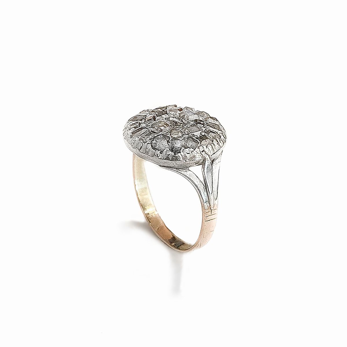 Paio di orecchini pendenti e anello in oro a basso titolo, argento e diamanti