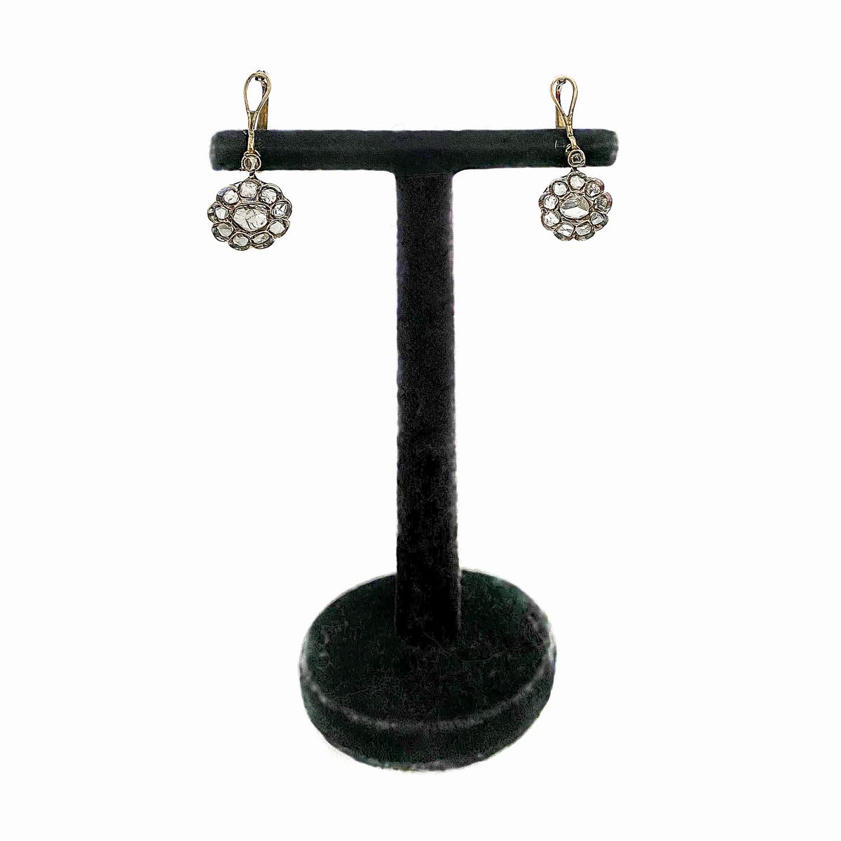 Paio di orecchini pendenti e anello in oro a basso titolo, argento e diamanti