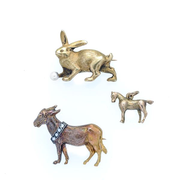 Brooch shaped like a donkey, one like a rabbit in 18 kt gold and diamonds and a pendant in 9 kt gold