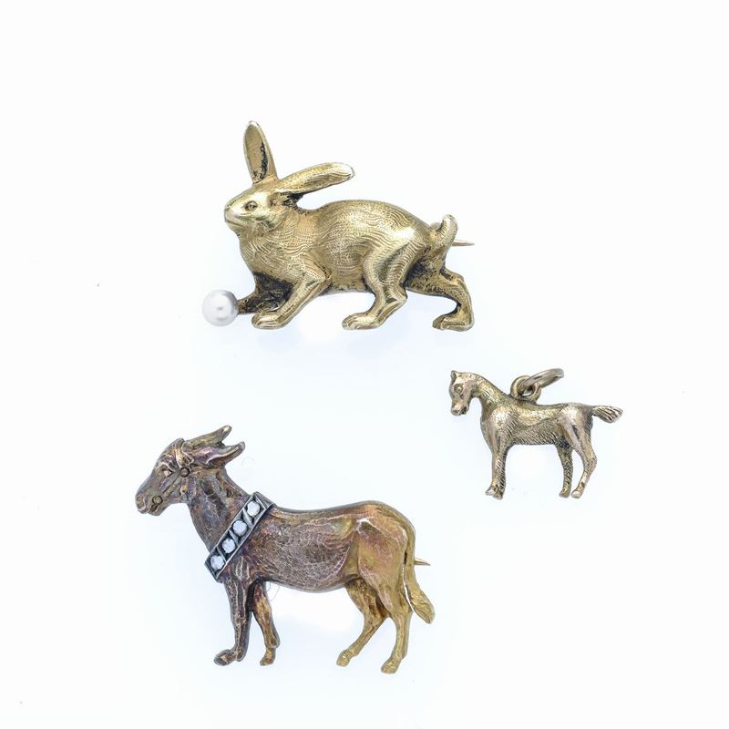 Spilla modellata come un asino, una come un coniglio in oro 18 kt e diamanti e pendente in oro 9 ...