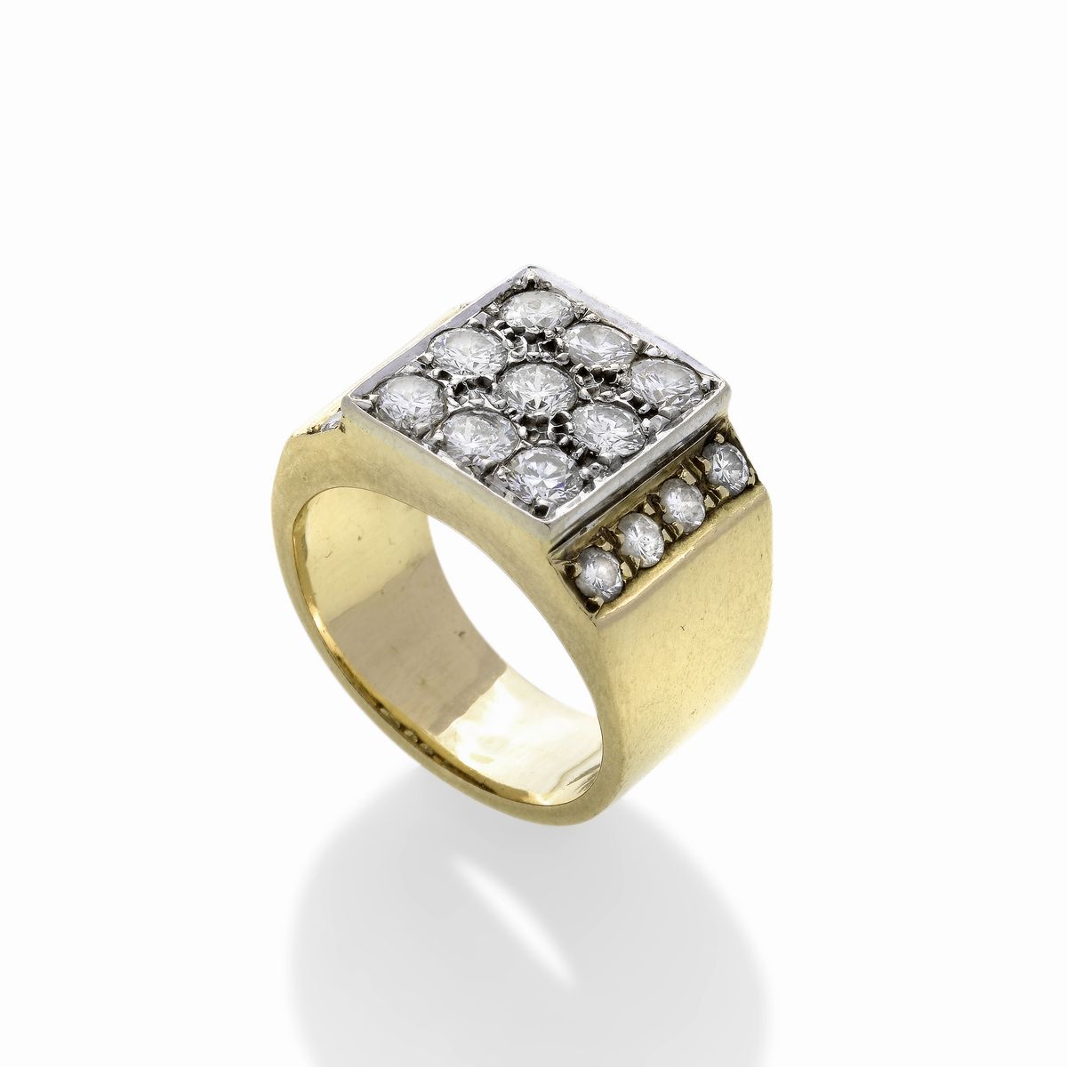 Anello a scudo in oro bianco, oro giallo e diamanti