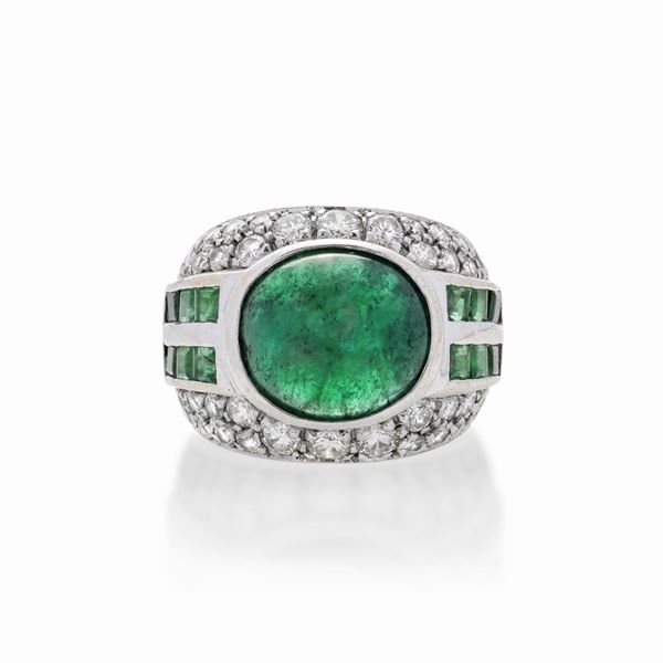 Anello a fascia in oro bianco, diamanti e smeraldi