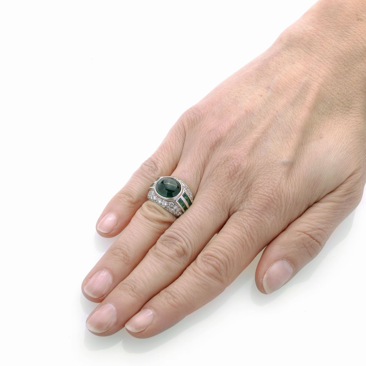 Anello a fascia in oro bianco, diamanti e smeraldi