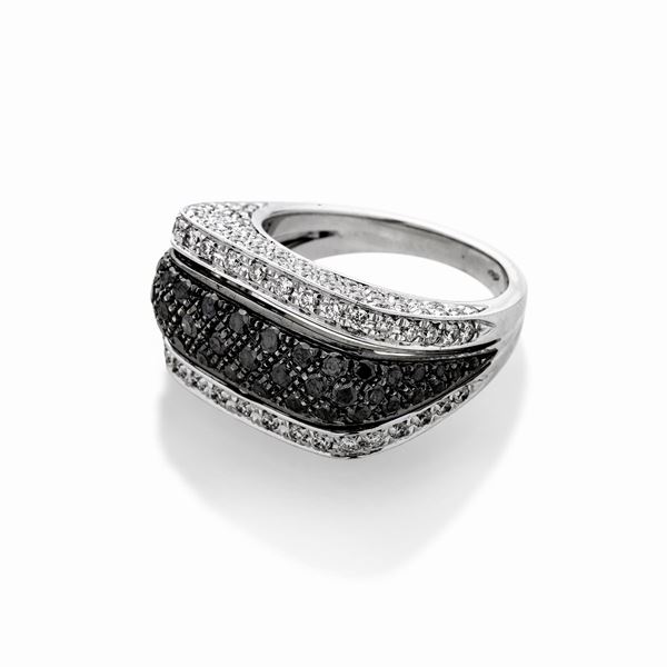 Anello in oro bianco, diamanti neri e diamanti