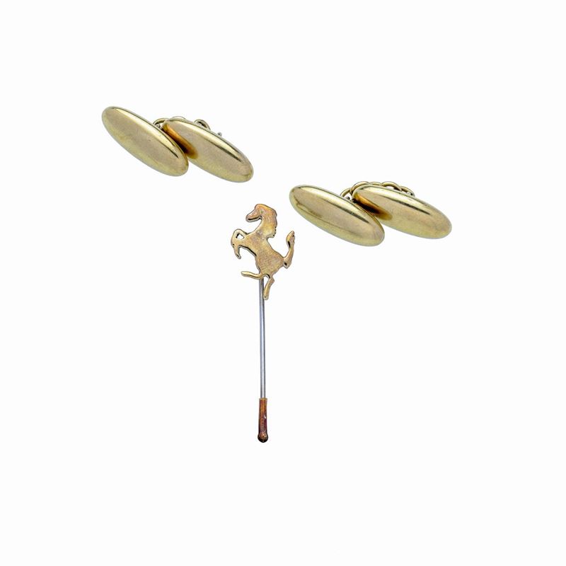 Paio di gemelli e spilla da cravatta in oro giallo