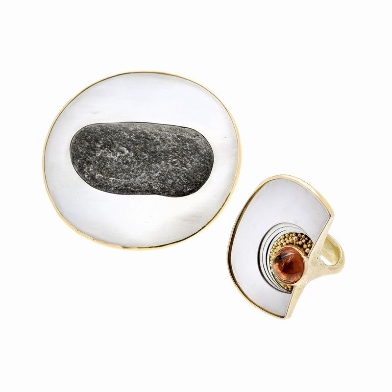 Spilla e anello in oro giallo, oro bianco e ambra, Atelier Reister