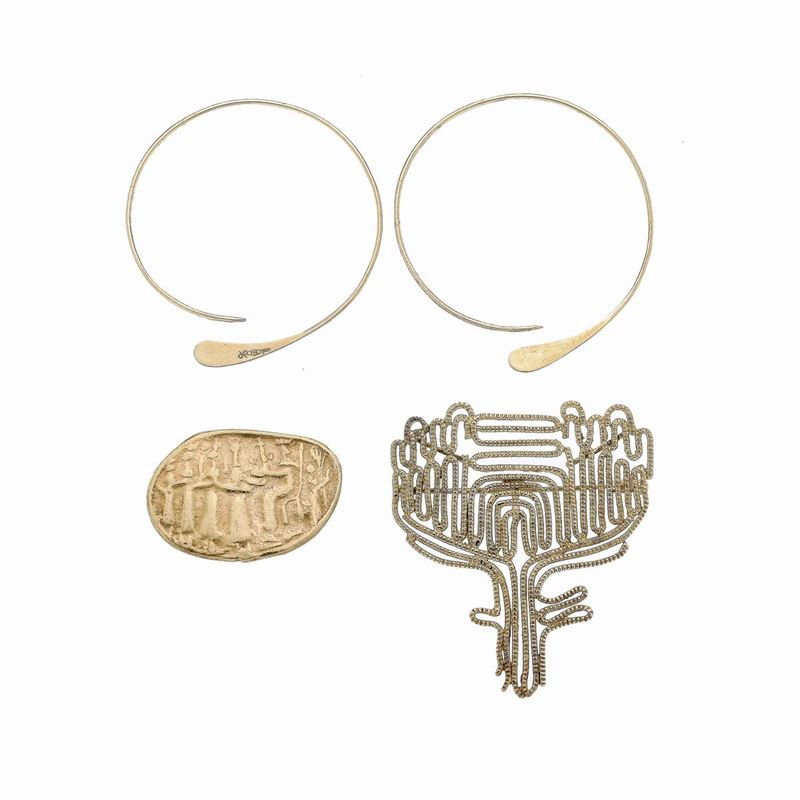 Paio di orecchini e due spille in oro giallo