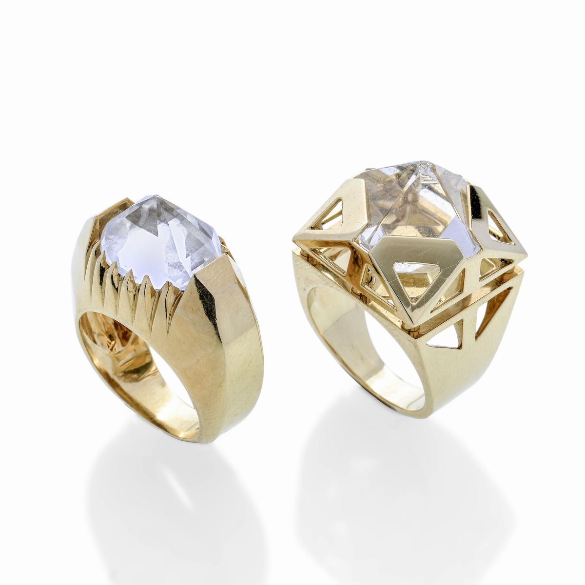 Lotto di due anelli in oro giallo e cristallo