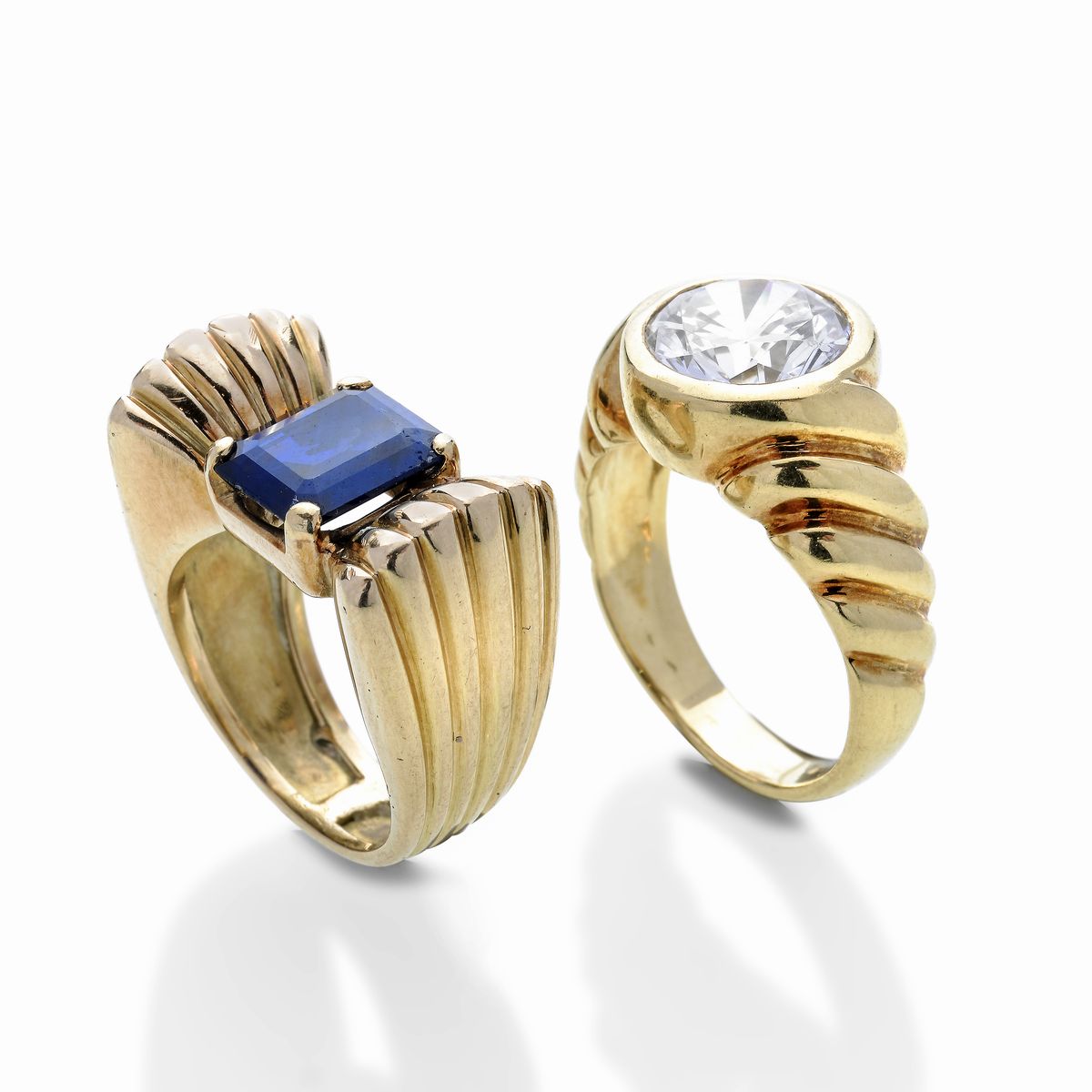 Anello a ponte e anello a torchon in oro giallo, zaffiro e pietra sintetica