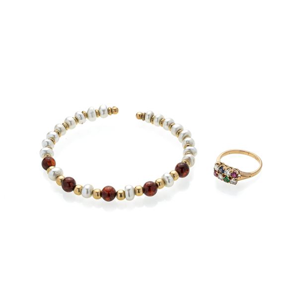 Ring in yellow gold, diamonds, emeralds, rubies and bracelet in yellow gold, pearls and amber