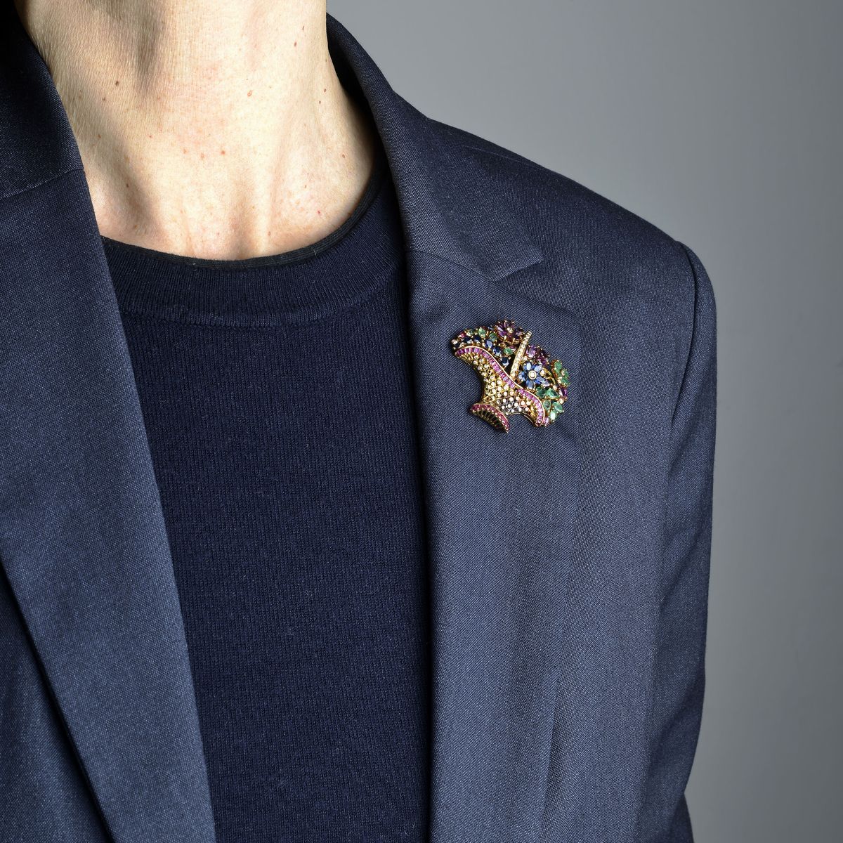 Anello in oro giallo, diamanti, smeraldi, rubini e braccialetto in oro giallo, perle e ambra