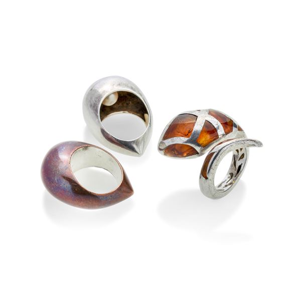 Lot of three rings in silver, copper and amber