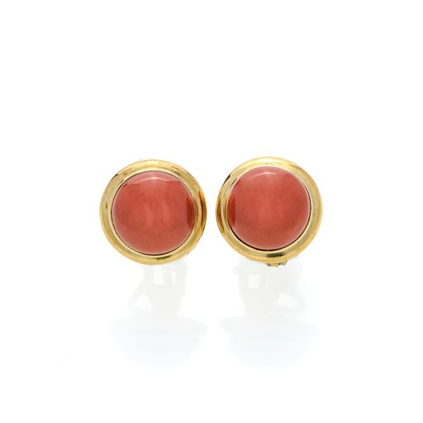 Pair of clip earrings in yellow gold and red coral