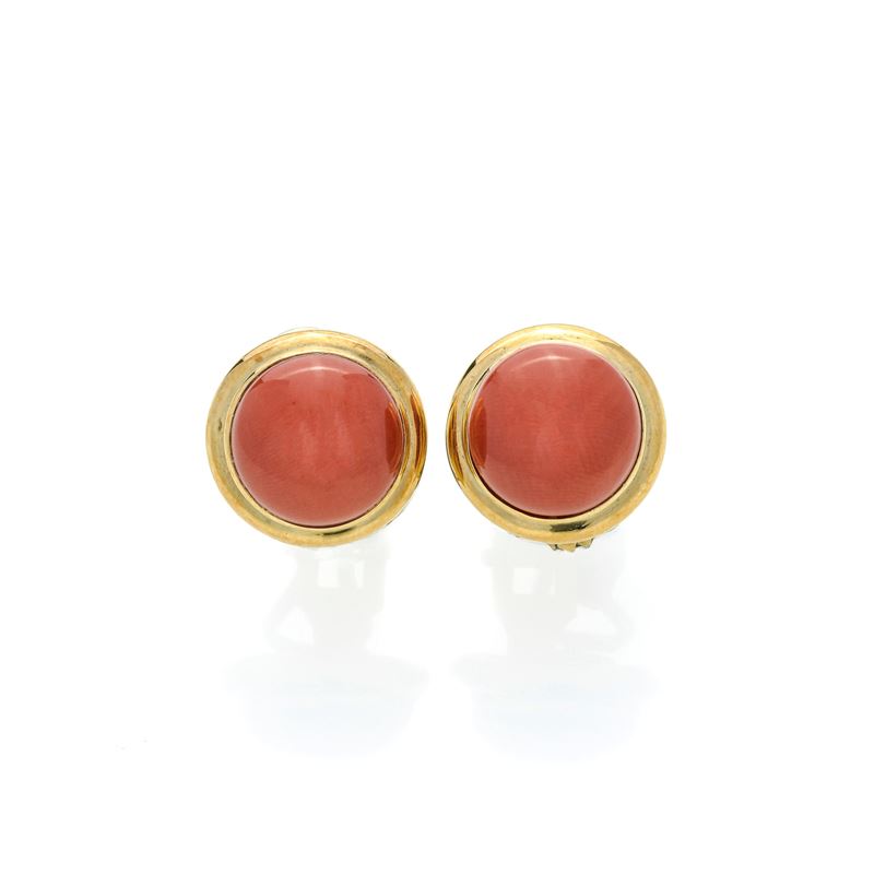 Paio di orecchini a clips in oro giallo 18 kt e corallo rosso