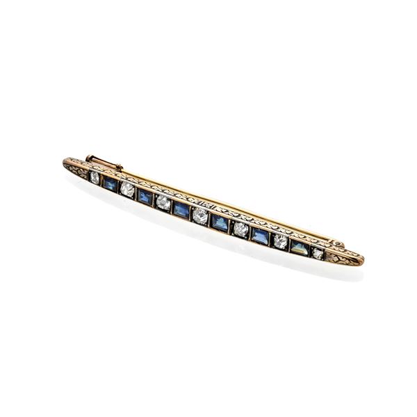 Bar brooch in gold, diamonds and sapphires