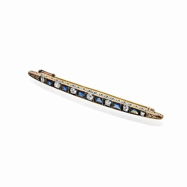 Bar brooch in gold, diamonds and sapphires